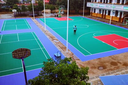 室外篮球场采用的悬浮式运动地板地面是怎么画线的？
