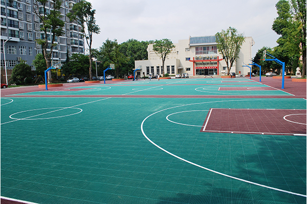 室外篮球场建设材料选择——硅PU篮球场！