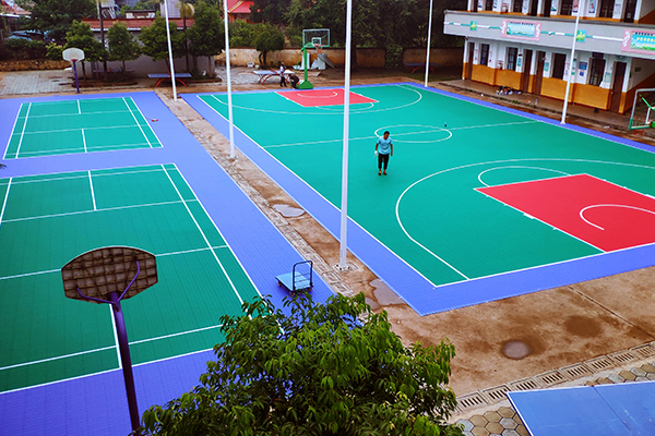 学校篮球场地面适合采用软质拼装地板铺装吗？